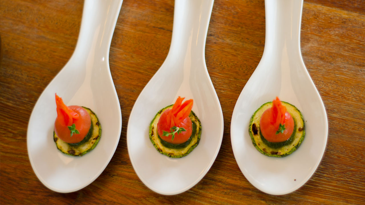 Quinta oriental no Restaurante Estação 261 traz comidas típicas junto ao buffet tradicional